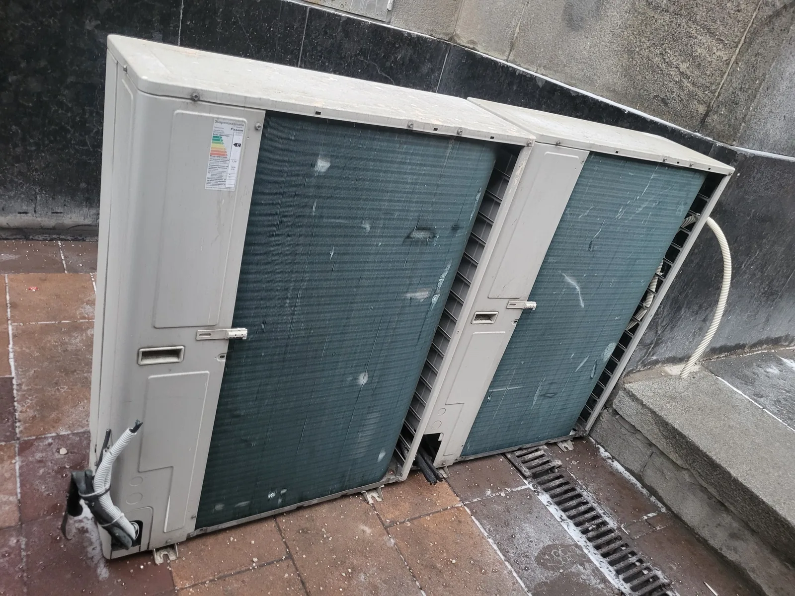 Наружный блок кондиционера, нуждающийся в аккуратной чистке от уличной пыли и грязи