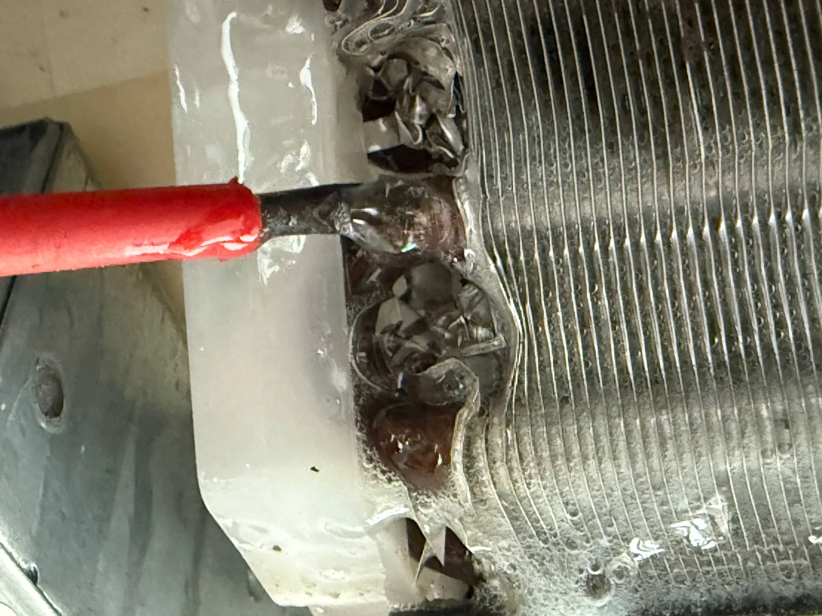 Чистка внутреннего блока кондиционера в помещении, сервисное обслуживание сплит‑системы