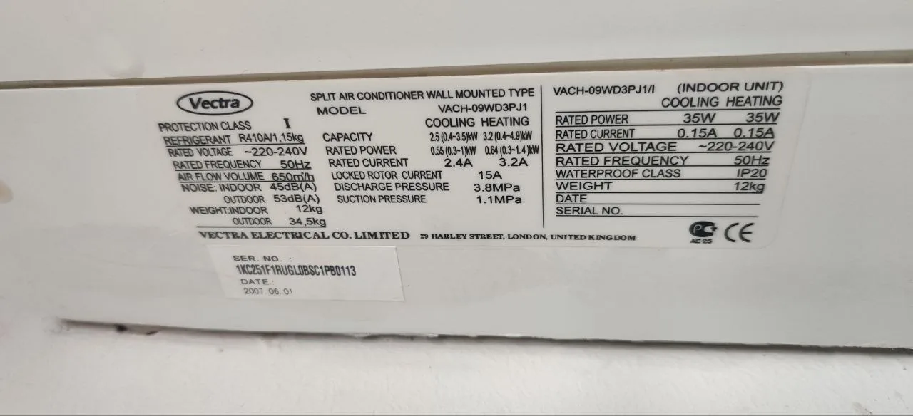 шильдик настенного кондиционера сплит‑системы с техническими характеристиками на корпусе