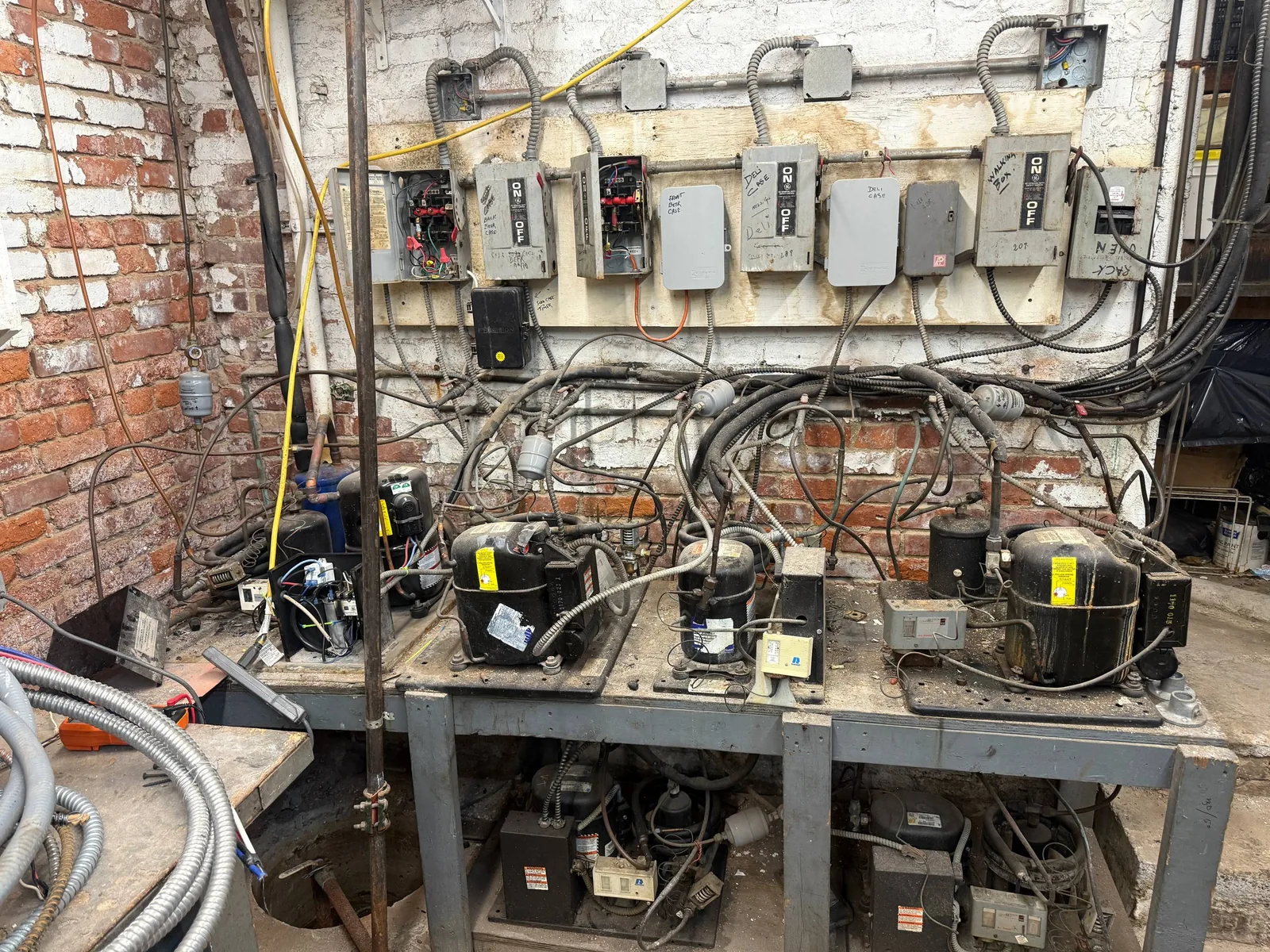 Декоративное фото без чётко различимого содержания, используется как фон для страницы о проектировании и доработке воздуховодов