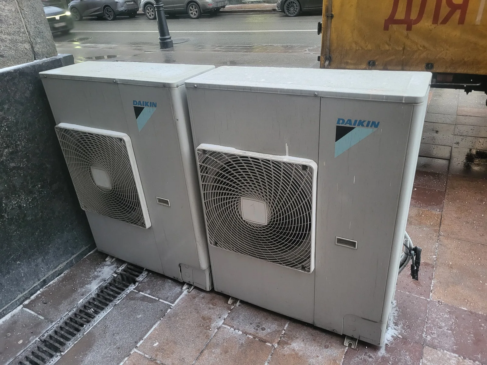 Общая фотография без чётких деталей, используется как фоновое изображение для страницы о выездном ремонте кондиционеров в Дубае