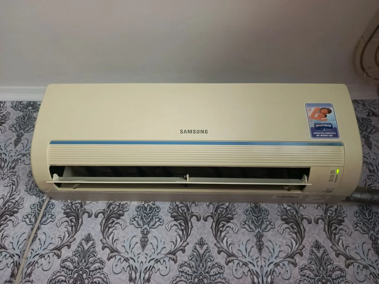 Неясное фото с фрагментом устройства Samsung, используется как иллюстрация раздела о ремонте кондиционеров в Дубае