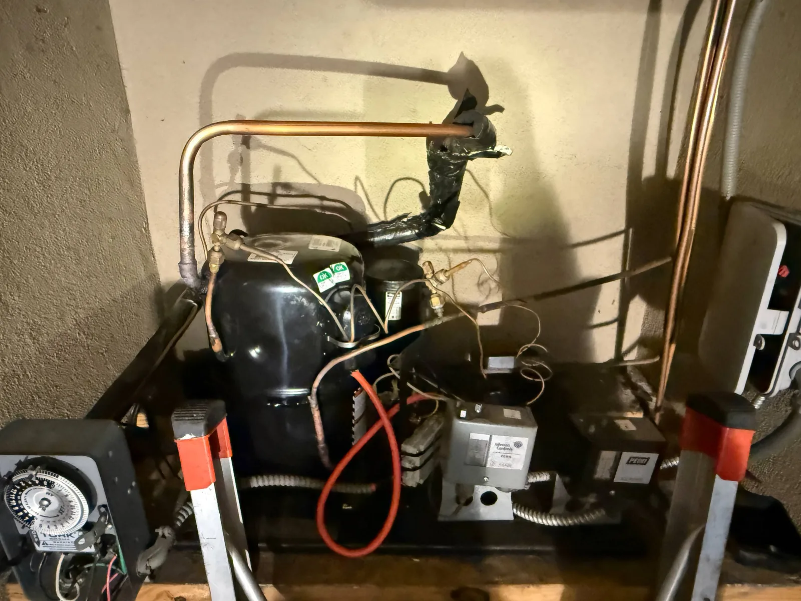 Декоративное фоновое фото без читаемого содержательного текста для страницы о сервисных контрактах AMC для объектов